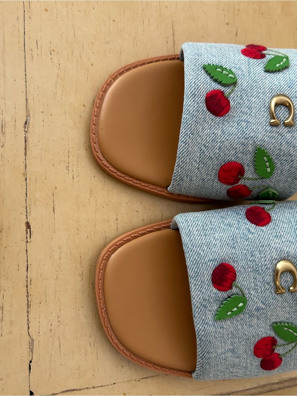 Coach womens holly denim cherries slide sandal in size 8.5 - Picture 3 of 12